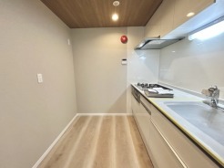 家族団欒のリビング。陽光差し込む食卓には家族の会話とスマイルが溢れます。いつまでもここで食卓を囲みたくなる、そう感じさせてくれるスペース。
