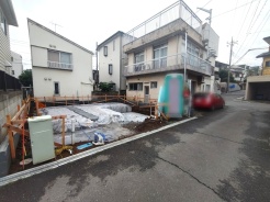戸建てが立ち並ぶ静かな住宅街。四季折々の移り変わりを感じながら自然と楽しみ、暮らす、そんな毎日を日々の中で感じられる住環境