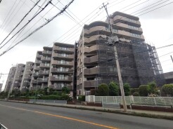 商業施設が徒歩圏内に充実、日々のお買い物も安心な環境です。
※大規模修繕工事中