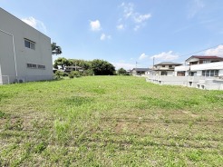 空が広く見渡せる開放的な敷地で、穏やかな風を感じながらゆったりとした暮らしを描ける環境です。