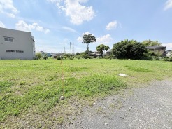 空を広く感じられる穏やかな環境で、日々の暮らしに心地よい開放感をもたらしてくれるロケーションです。