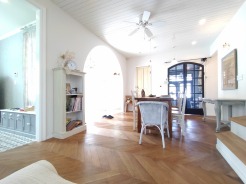 ヘリンボーン貼りの床が美しいリビング。