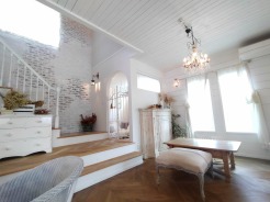 自然素材をふんだんに使用したデザイン性の高い室内。