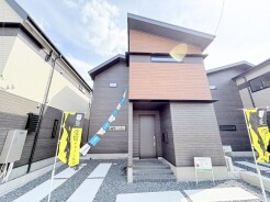 洗練されたフォルムと落ち着いた色調が調和する、街並みに美しく佇むスタイリッシュな外観デザインです。