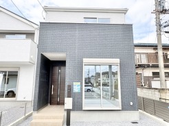 都会的なモノトーンの外観に、洗練されたデザインが映える住まい