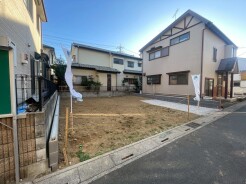 車通りの少ない閑静な住宅地、のびのびした子育てに適します。