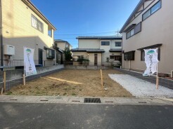 澄んだ空の下、新しい暮らしを育む整然とした空間