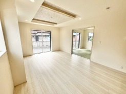 素材の質感が調和する穏やかな空間は、日々の暮らしに心地よい広がりと安らぎをもたらします。