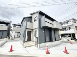 スタイリッシュな外観が街並みに調和し、現代的で洗練された暮らしを予感させる落ち着いた佇まいです。