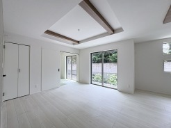 洗練された天井のデザインが空間に奥行きを与え、静穏で心地よい調和を醸し出しています。