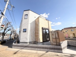 青い空と白い壁が印象的な、洗練された佇まい。