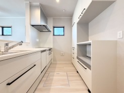 洗練されたデザインと機能性を兼ね備えた、心地よい空間。