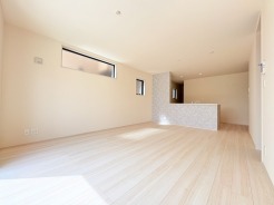 ご家族みんながゆったりくつろげる広々リビング。