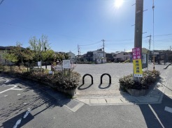広々とした空間に、清々しい空が広がる街並み