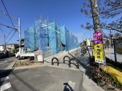 青いシートに覆われた建物が、新しい街の物語を予感させます
