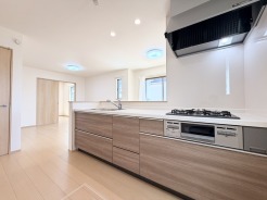 ぬくもりを感じる木目調のキッチンから広がる、心地よい住空間。