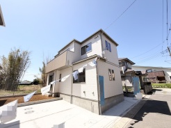 青空の下、心地よい風が吹き抜ける爽やかな佇まい