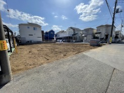 青空と雲が広がる、開放感あふれる整地された土地。