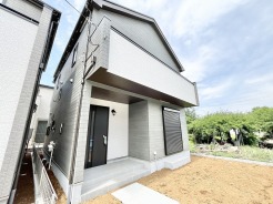 洗練された色使いが印象的な、周囲の環境と調和する落ち着いた佇まいの住まい。