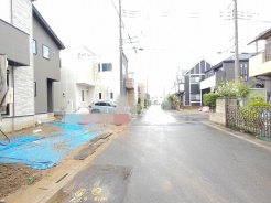 穏やかな時間が流れる落ち着いた街並みの中で、新しい暮らしの風景が静かに広がります。