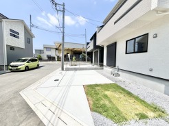 空が広く開放感のある、穏やかで落ち着いた街並みに佇む住まいです。