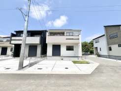 青空に映えるすっきりとした外観が、新しい暮らしの始まりを静かに予感させてくれます。