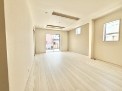 開放感のある折り上げ天井がアクセントとなり、心穏やかに過ごせる洗練された空間が広がります。