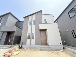 スタイリッシュな佇まいが街並みに調和する、現代的で端正なフォルムが魅力の住まいです。