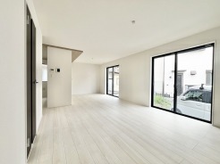 無駄を削ぎ落としたシンプルな空間が、日々の暮らしに心地よいゆとりと開放感をもたらしてくれます。