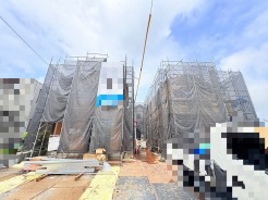 新しい暮らしの礎が築かれる、期待感の高まる建築現場の風景です。