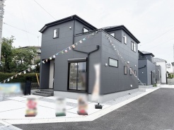 洗練されたダークトーンの外観が、街並みの中で確かな存在感と落ち着いた佇まいを演出しています。