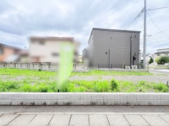 周囲の建物との距離感も適度で、閑静な環境が暮らしのイメージを膨らませてくれる広々とした区画です。