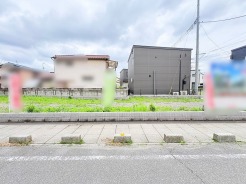 周囲にゆとりが感じられる落ち着いた環境で、日々の暮らしに静かな安らぎをもたらしてくれる土地です。