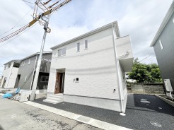 洗練されたホワイトの外壁が周囲の街並みと調和し、住まう人の個性を静かに映し出す落ち着いた佇まい。