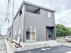 洗練されたダークトーンの外観が街並みに静かに溶け込み、端正な佇まいが心地よい暮らしを予感させます。