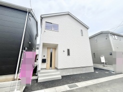 周囲の街並みに洗練された印象を添える、白を基調としたすっきりとした佇まいが魅力の住まいです。