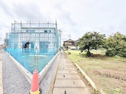 閑静な住宅街の一角に広がりを見せる、これから新しい暮らしが紡がれていく健やかな住環境です。