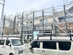完成に向けて期待が高まる、新しい生活の舞台となる住まいの外観です。