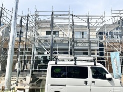 新しい暮らしの始まりを感じさせる、静かな佇まいの住まいが完成へと向かっています。