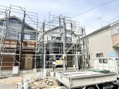 理想の住まいが形作られていく過程を間近で感じられる、期待に胸が膨らむ建築現場の風景です。