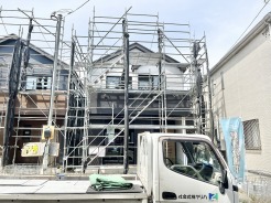 完成へと向かう住まいが、日々の暮らしに安らぎをもたらす確かな形へと整えられています。