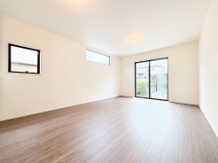 無駄のないシンプルな空間が、日々の暮らしに静かな安らぎをもたらしてくれる心地よい住まいです。