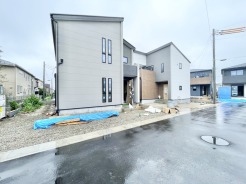 洗練されたフォルムと落ち着いた配色が、街並みに静かな調和をもたらす外観デザインです。