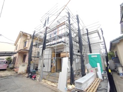 新しい暮らしの基盤が形作られていく様子から、住まいの完成へと期待が高まるような風景です。
