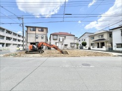 広々とした空の下、新しい暮らしの始まりを感じさせる整地された土地。