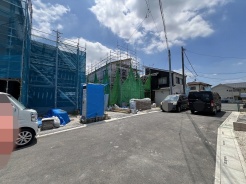 新しい暮らしの始まりを感じさせる、落ち着いた周辺環境が広がる街並みです。