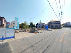 新しい暮らしの始まりを感じさせる、静かで落ち着いた街並みに佇むゆとりある敷地です。