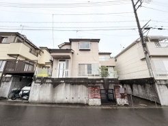 閑静な住宅街に佇む、落ち着いた色合いが周囲の街並みに溶け込む暮らしの拠点。