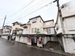 周辺環境に馴染む落ち着いた佇まいで、日々の暮らしに穏やかな安らぎをもたらす住まいです。