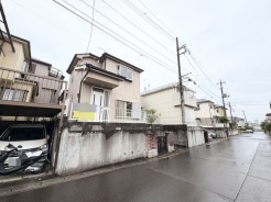 閑静な住宅街に佇む、落ち着いた雰囲気の住まいが暮らしの拠点となります。